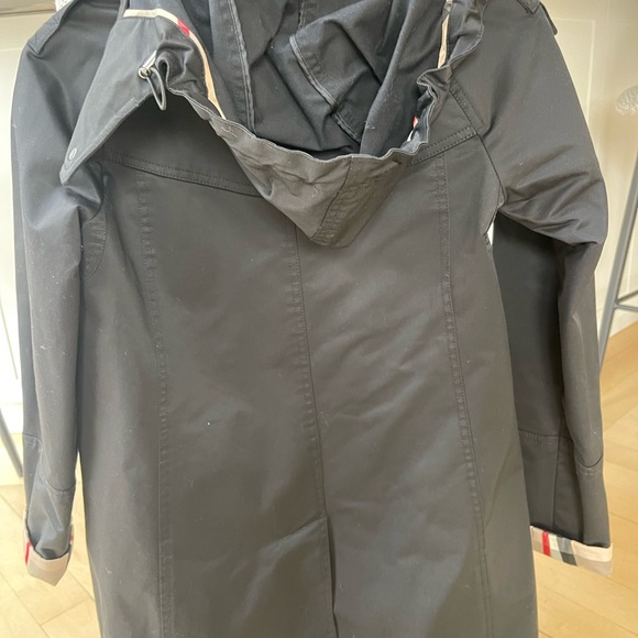 Elegant black fabric with tan label detail. Classic Burberry style. - Picture 3 of 3